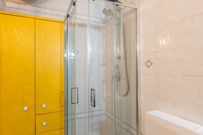 Shower, bidet, towels - GuestHost - Bright 27 sqm studio apartment located on the second floor of a building with an elevator (NOT suitable for guests with disabilities).The accommodation is located in the Foce area, a very quiet and peaceful neighborhood and one of the most ch (Sanremo)