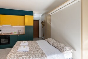 1 habitación, tabla de planchar con plancha y cuna de viaje 