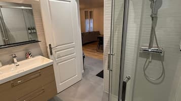 Regadera, secadora de cabello, toallas, jabón