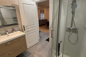 Douche, sèche-cheveux, serviettes fournies, savon