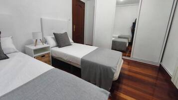 3 slaapkamers, een strijkplank/strijkijzer, wifi, beddengoed