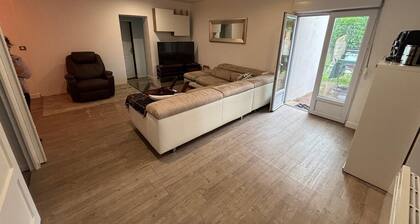 Large house in Le Plessis-pùté for 10 people. Only 35 km from Paris.