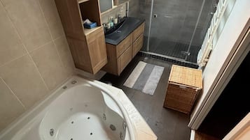 Doccia, vasca idromassaggio, asciugacapelli, asciugamani