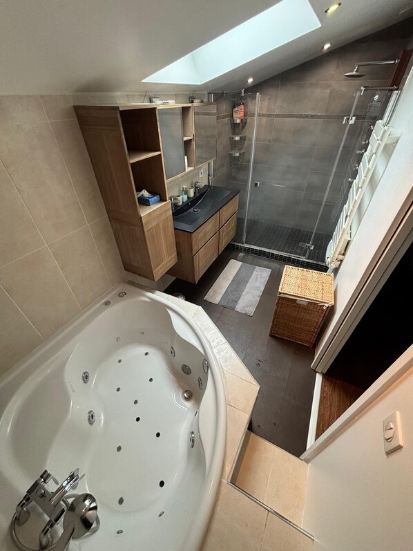 Shower, jetted bath, hair dryer, towels