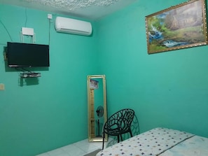 Iron/ironing board, WiFi, bed sheets