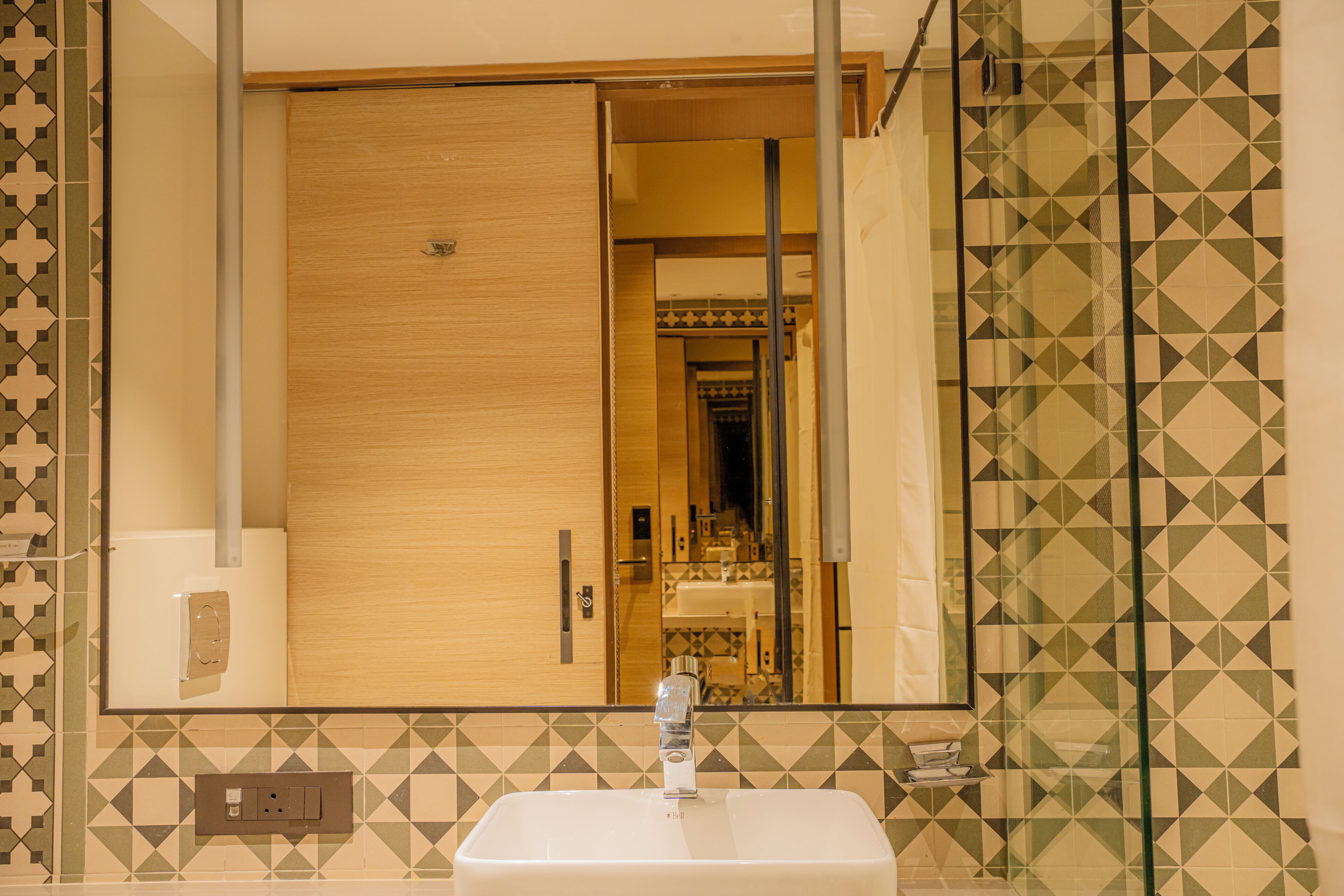 Une salle de bain avec un miroir, un lavabo et un espace douche.