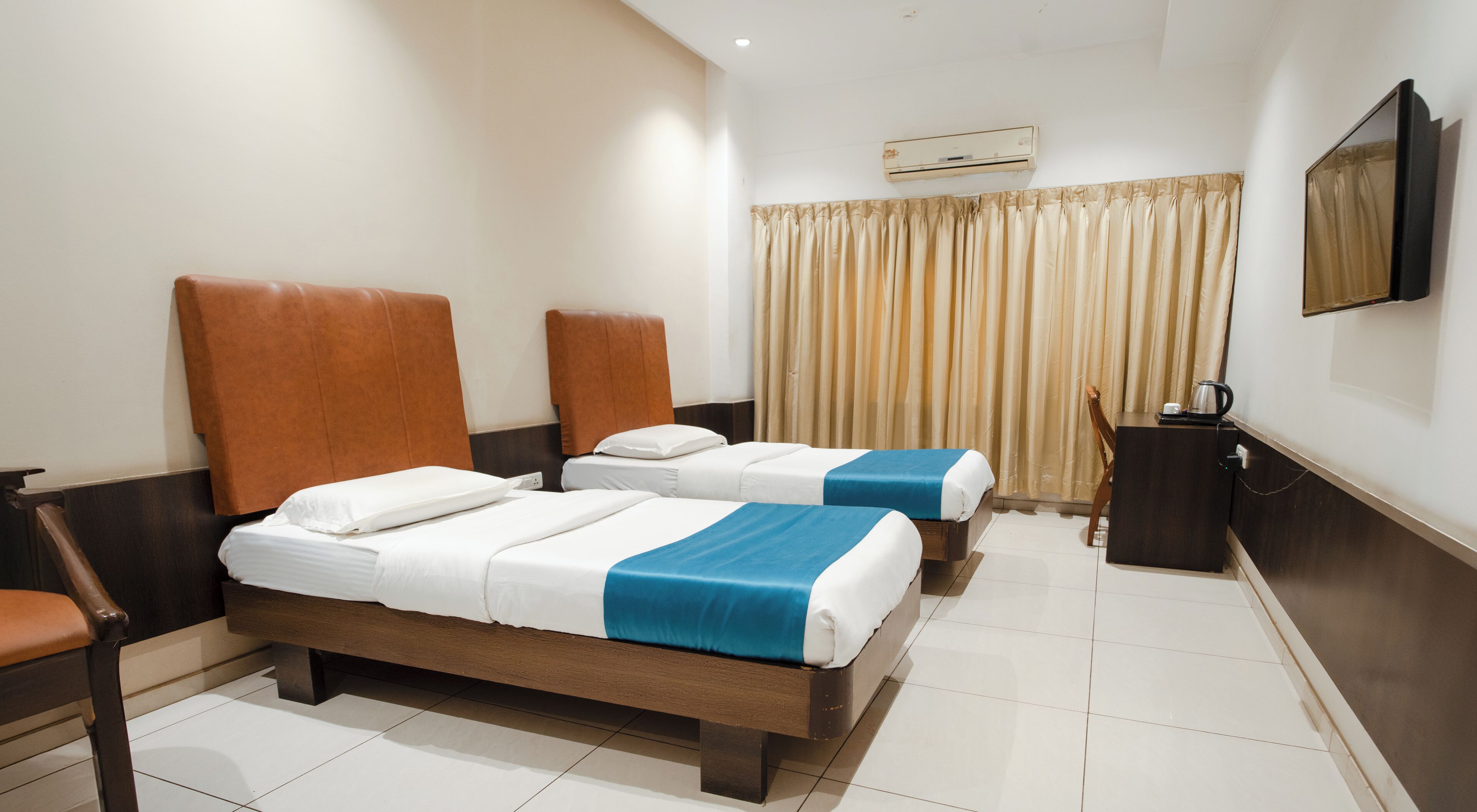 Deluxe dubbelrum eller tvåbäddsrum - utsikt mot staden | Värdeförvaringsskåp på rummet, skrivbord och arbetsyta för laptop