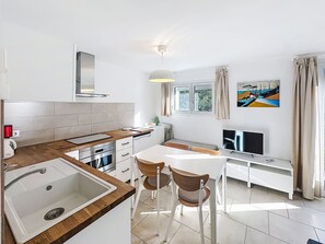 Fridge, microwave, dishwasher, cookware/dishes/utensils - Le Perregaux by Interhome (Le Lavandou)