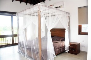 Una scrivania, tende oscuranti, ferro/asse da stiro, Wi-Fi gratuito