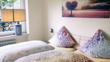 Tabla de planchar con plancha, wifi y ropa de cama