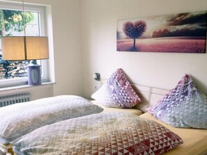 Tabla de planchar con plancha, wifi y ropa de cama 