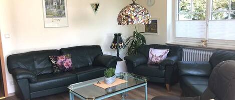 Fernseher, Kamin, Stereoanlage