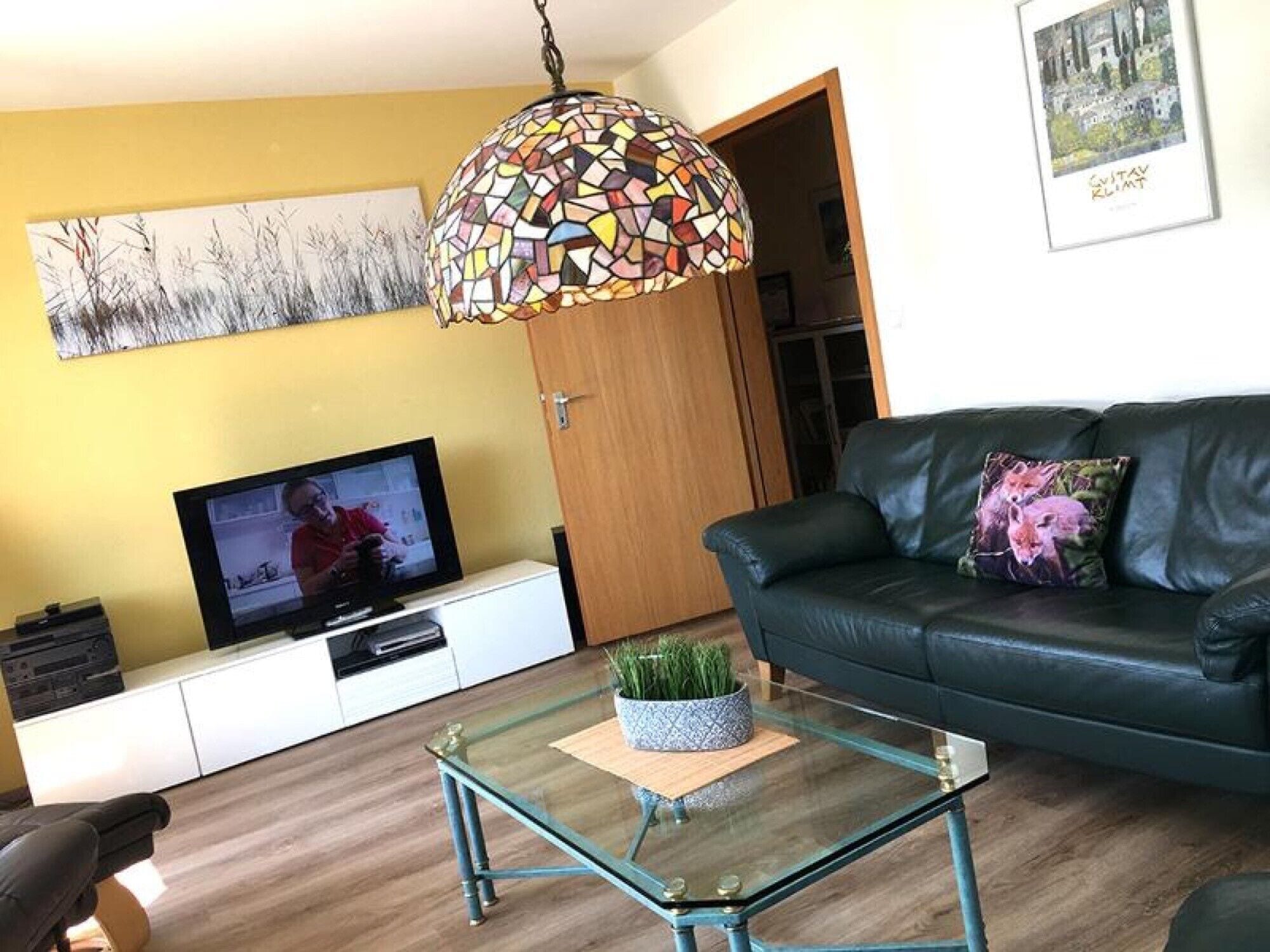 Televisión, chimenea, estéreo