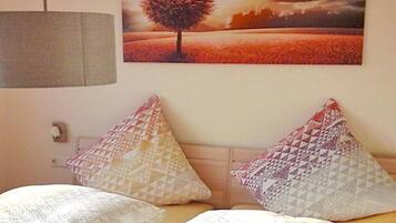 Tabla de planchar con plancha, wifi y ropa de cama