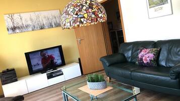 Televisión, chimenea, estéreo