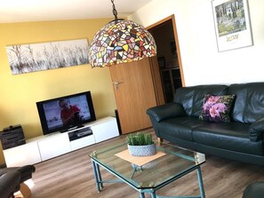 Televisión, chimenea, estéreo