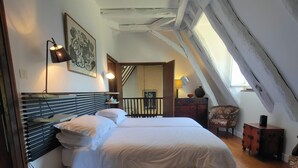 A bedroom with a bed, bedside lamps, a dresser, a chair, and a mirror. - Exceptional gîte in the heart of a 12-hectare natural estate (Le Buisson-de-Cadouin)