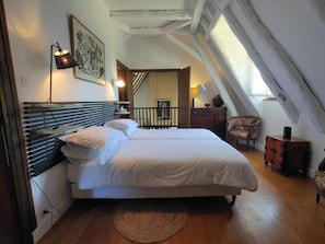 4 quartos, ferros/tábuas de passar roupa, berço de viagem