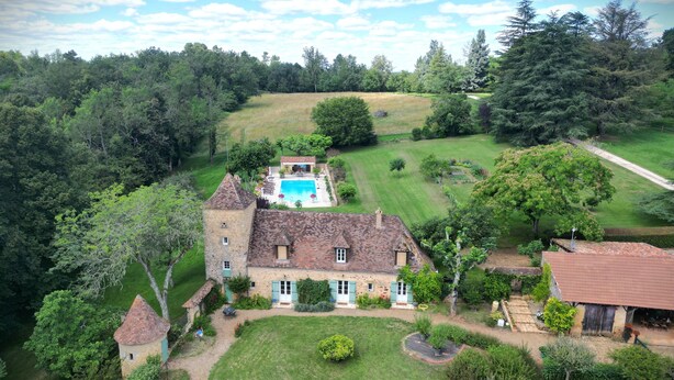 A large estate with a swimming pool, a tower, and a well-maintained lawn. - Exceptional gîte in the heart of a 12-hectare natural estate (Le Buisson-de-Cadouin)