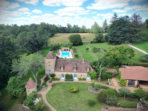 Exceptional gîte in the heart of a 12-hectare natural estate
