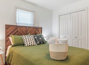 3 bedrooms, iron/ironing board, Internet, bed sheets - Boho Cottage 3 Bed 2 Bath Home Close to Hospital (Joplin)