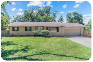 Exterior - Boho Cottage 3 Bed 2 Bath Home Close to Hospital (Joplin)