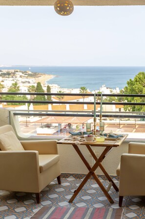 Outdoor dining - Ocean glimpse - Private condominium (Albufeira)