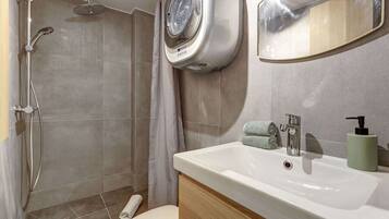 Dusch, hÄrtork, handdukar och tvÄl