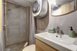 Bruser, hårtørrer, håndklæder, Sæbe