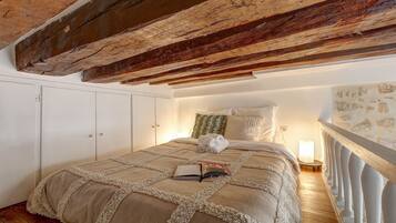 1 sovrum, skrivbord, strykjÀrn/strykbrÀda och resesÀng