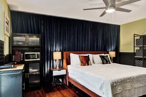 Hus, flere senger, adgang til basseng, hageutsikt (Rainbow Falls Estate) | 4 soverom, individuelt dekorert, individuelt innredet og skrivebord