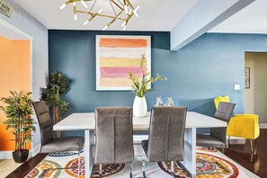 Hus, flere senger, adgang til basseng, hageutsikt (Rainbow Falls Estate) | Spiseområde