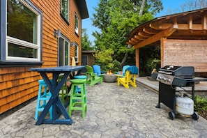 Outdoor dining - Cedarlight House- New, Hot Tub, Firepit, OD shower (Tofino)