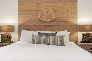 2 bedrooms, iron/ironing board, travel cot, free WiFi - Cedarlight House- New, Hot Tub, Firepit, OD shower (Tofino)