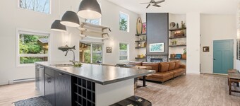 Cedarlight House- New, Hot Tub, Firepit, OD shower