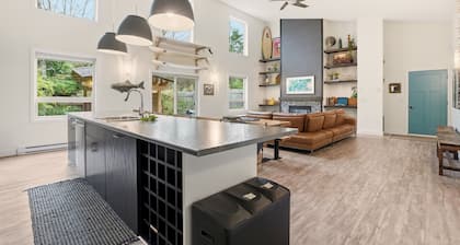 Cedarlight House- New, Hot Tub, Firepit, OD shower