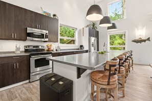 冷蔵庫、電子レンジ、オーブン、コンロ