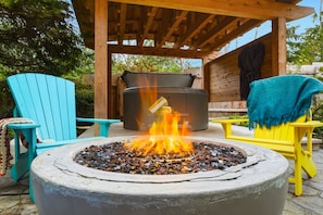 Terrace/patio - Cedarlight House- New, Hot Tub, Firepit, OD shower (Tofino)