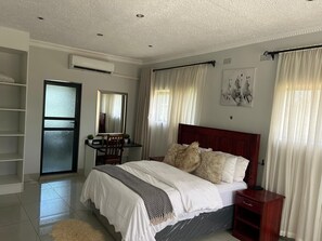 Internet - Golden Acres garden view - 2323 (Kwekwe)