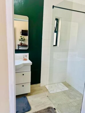 Bathroom - Modern studio in Greendale - 2337 (Harare)