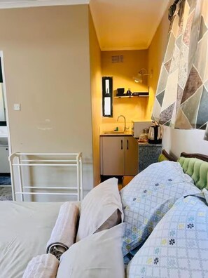 Internet - Modern studio in Greendale - 2337 (Harare)