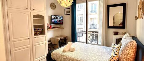 Iron/ironing board, internet, bed sheets