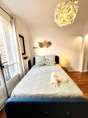 Iron/ironing board, Internet, bed sheets - Charming studio in the heart of Jules Joffrin, close to shops and metro. (Paris)