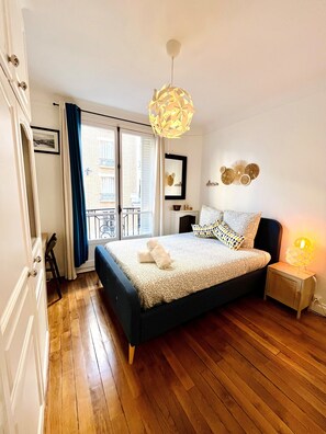 Iron/ironing board, Internet, bed sheets - Charming studio in the heart of Jules Joffrin, close to shops and metro. (Paris)