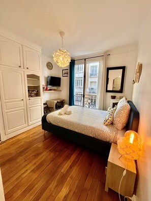 Iron/ironing board, Internet, bed sheets - Charming studio in the heart of Jules Joffrin, close to shops and metro. (Paris)