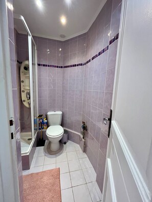 Hair dryer, towels, soap, toilet paper - Charming studio in the heart of Jules Joffrin, close to shops and metro. (Paris)