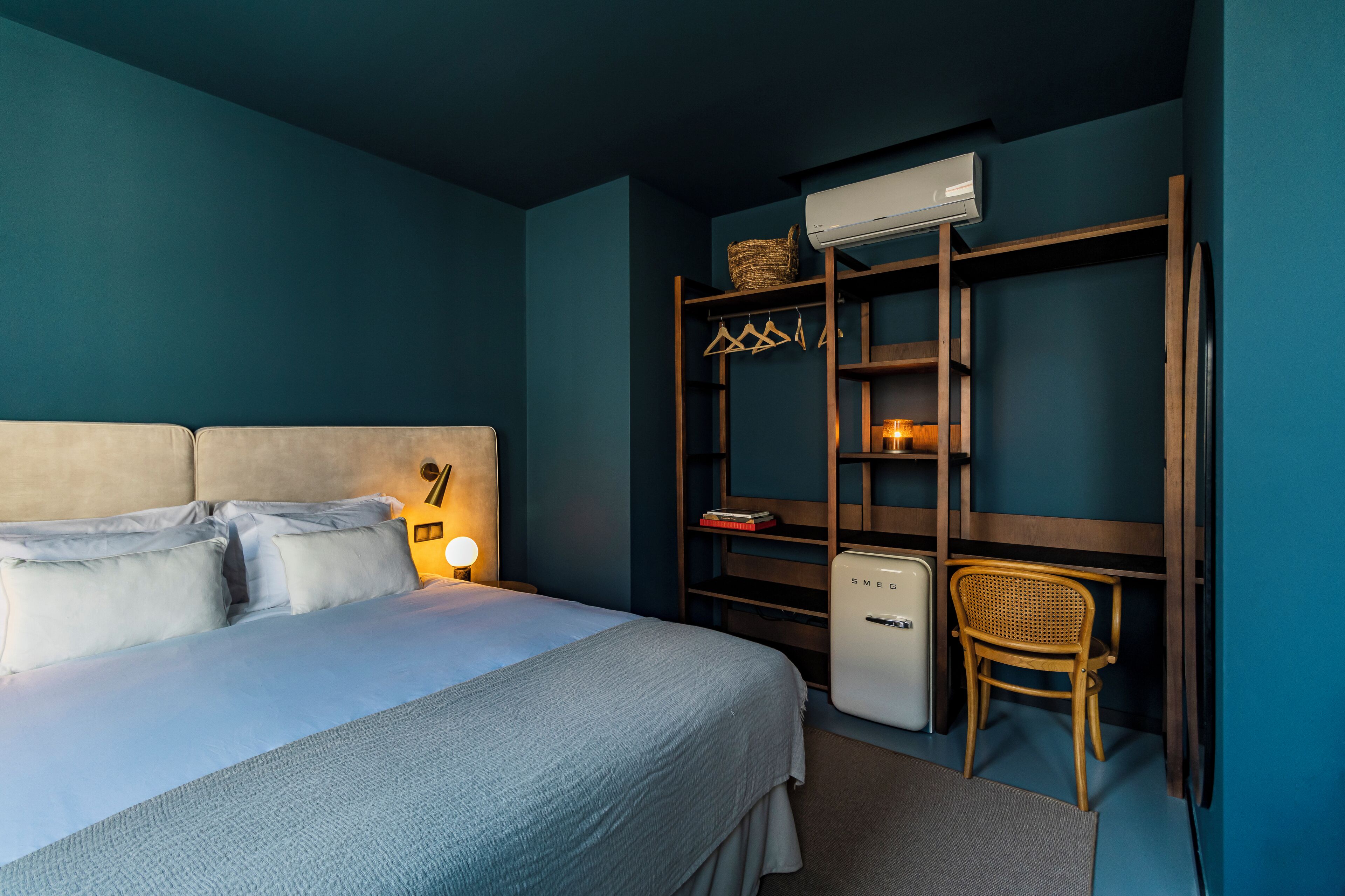 Cortinas blackout, tabla de planchar con plancha y wifi gratis 