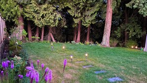 Property grounds - Metrotown sweet home 3-bedroom house in Burnaby perfect for your getaway (Burnaby)