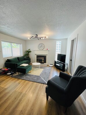 TV - Metrotown sweet home 3-bedroom house in Burnaby perfect for your getaway (Burnaby)