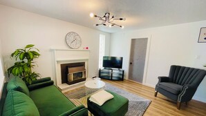 TV - Metrotown sweet home 3-bedroom house in Burnaby perfect for your getaway (Burnaby)